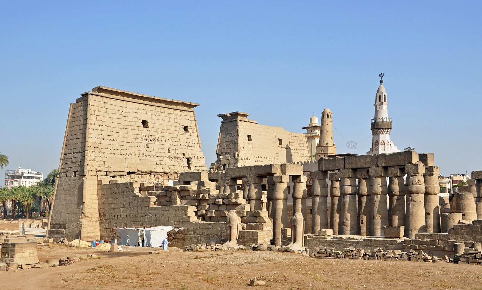 The colonnade and the mosque